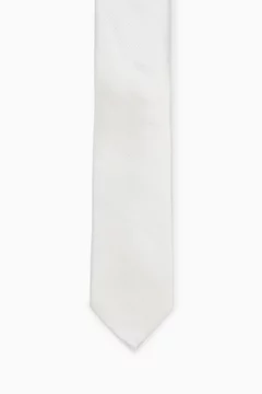 أبيض