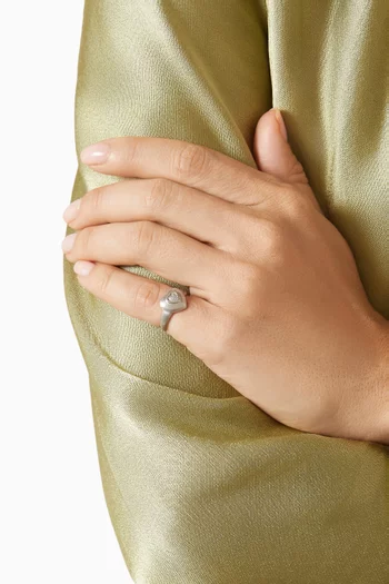 خاتم خنصر مرصع بماسة على شكل قلب ذهب أبيض عيار 18