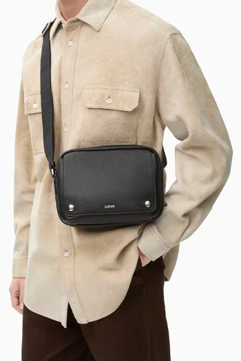 Medium Pebble Messenger Bag in Grained Calfskin