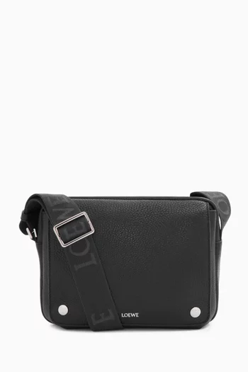 Medium Pebble Messenger Bag in Grained Calfskin