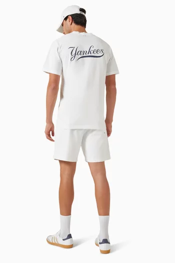 تي شيرت بطبعة بشعار Yankees‏ مقوسة