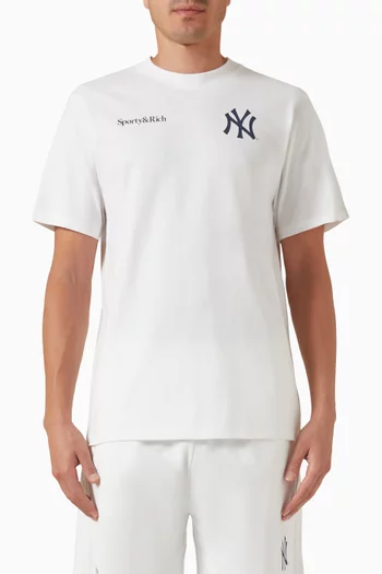 تي شيرت بطبعة بشعار Yankees‏ مقوسة