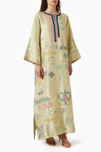 قفطان مزين بتطريزات حرير خام