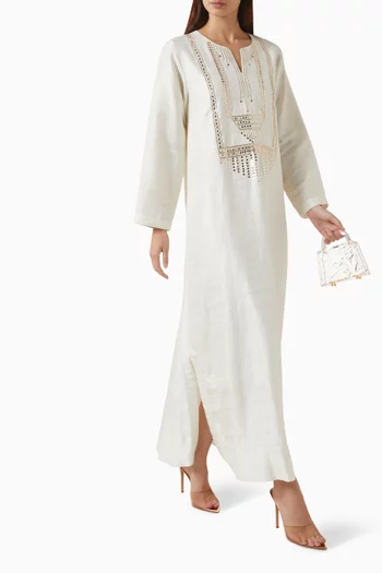 قفطان مزين بتطريزات
