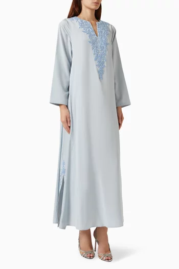 قفطان مزين بتطريزات