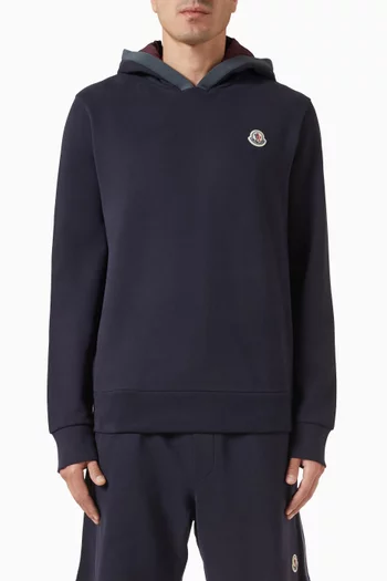 كنزة بغطاء رأس وشعار الماركة صوف