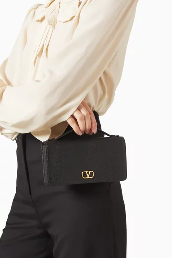 محفظة بشعار حرف V الشهير جلد عجل بارز الملمس
