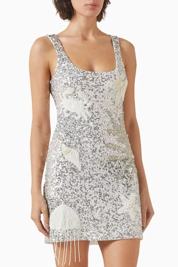 فستان قصير بتطريزات بالترتر تشبه جلد حورية البحر