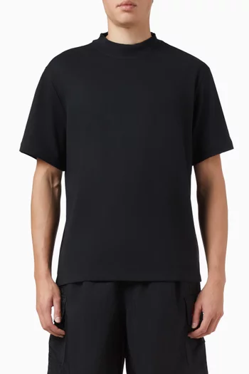 تي شيرت غولف بياقة عالية وتقنية Dri-FIT