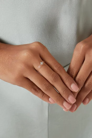 خاتم مزين بماسة عائمة ذهب أبيض عيار 18