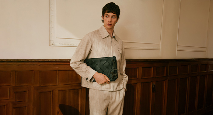 BOTTEGA VENETA イントレチャート　カーキiPhone15Pro BOTTEGA VENETA イントレチャート カーキiPhone15Pro Green