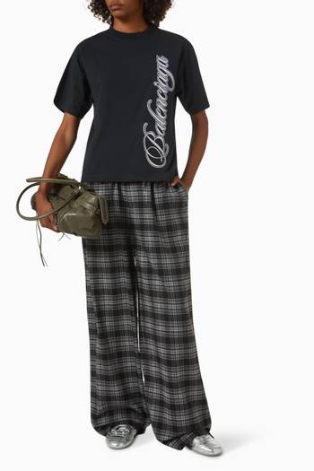 hover state of تي شيرت بقصة متوسطة ومطرز بشعار الماركة بحروف متصلة جيرسيه