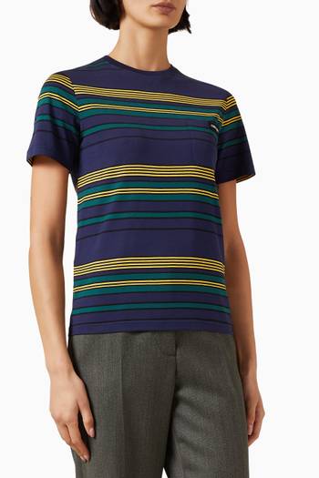 تي شيرت بنقشة مخططة ورقعة بشعار الماركة قطن جيرسيه