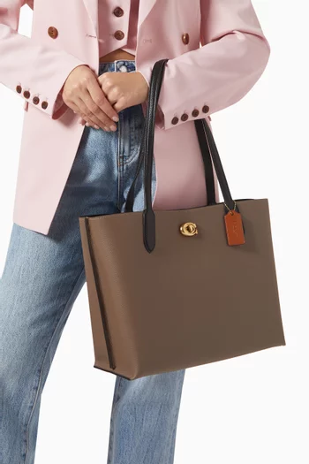 حقيبة يد ويلو جلد مقسم بألوان ومبطنة بقنب مزين بشعار الماركة