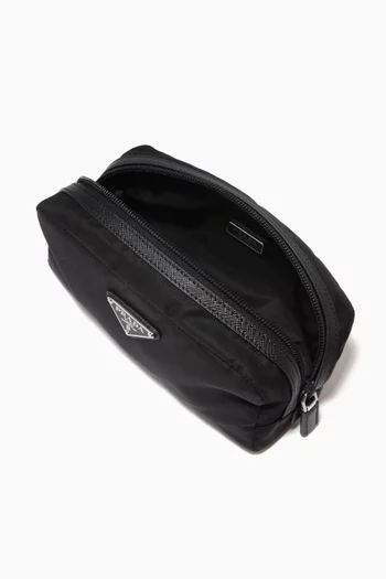 حقيبة لمستحضرات العناية الشخصية بحلية مثلثة بشعار الماركة نايلون مُعاد تدويره وجلد سافيانو