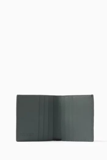 محفظة ثنائية الطيّ جلد مجدول بتصميم رفيع