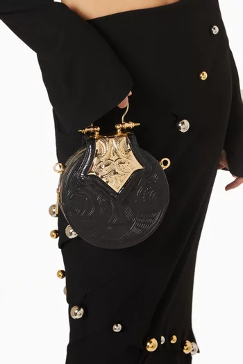 حقيبة كروس ميني بتصميم مقوس ونقشة بارزة الملمس جلد لامع