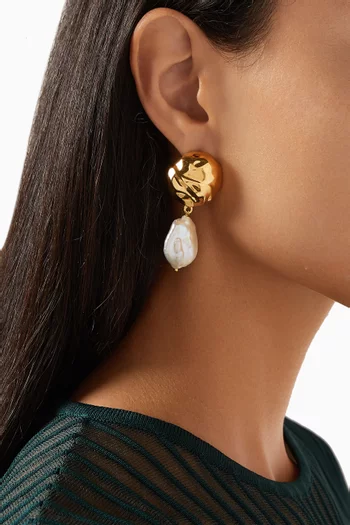 Orb Earrings with Dangling Baroque Pearls in 18kt Gold-plated Brass