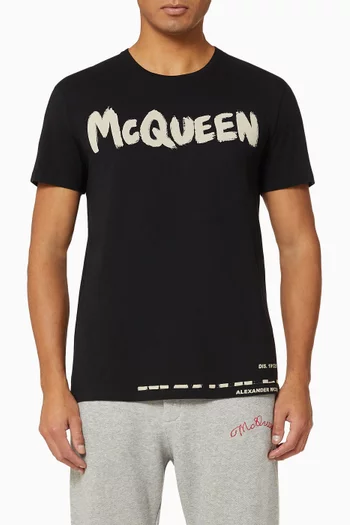 تي شيرت قطن بشعار McQueen بتصميم غرافيتي