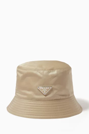 قبعة باكيت نايلون معاد تدويره بشعار الماركة المثلث