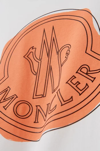 تي شيرت جيرسيه بشارة بشعار الماركة بلون مغاير