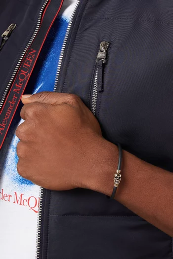 سوار مطاط بحلية جمجمة