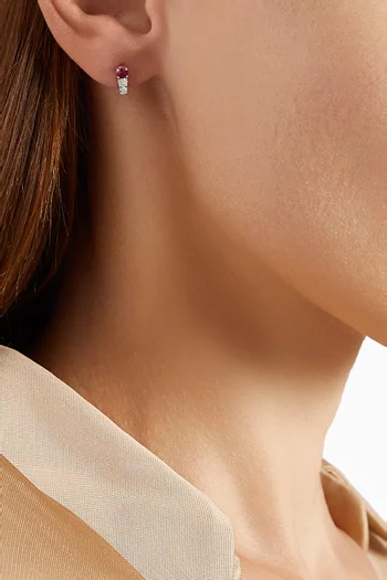 أقراط مستطيلة صغيرة مرصعة بثلاثة أحجار ياقوت أحمر والماس ذهب أبيض عيار 18