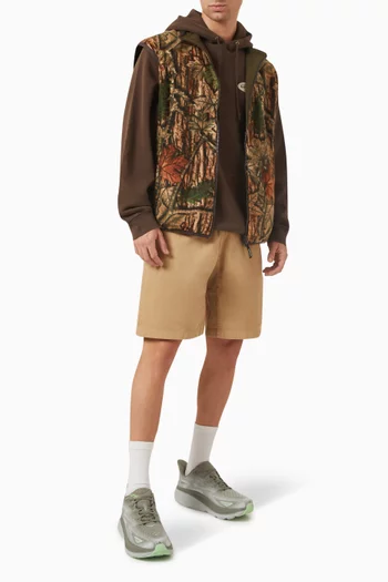 شورت بشعار الماركة وحزام بنسيج مضلع تويل قطن عضوي