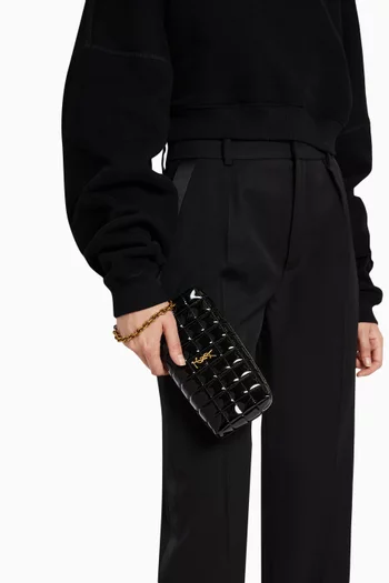 حقيبة صغيرة بتصميم مبطّن وشعار الماركة قنب لامع