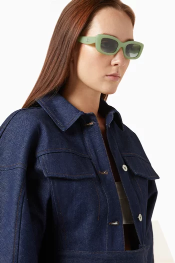 نظارة شمسية بتصميم مستطيل بشعار حرف C