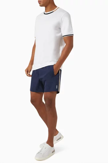 شورت سباحة بالخطوط المميزة للماركة