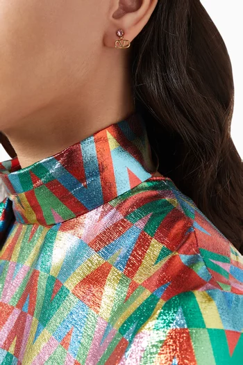 أقراط فالنتينو غارافاني بشعار حرف V معدن مطلي بذهب عيار 18 وكريستال سواروفسكي