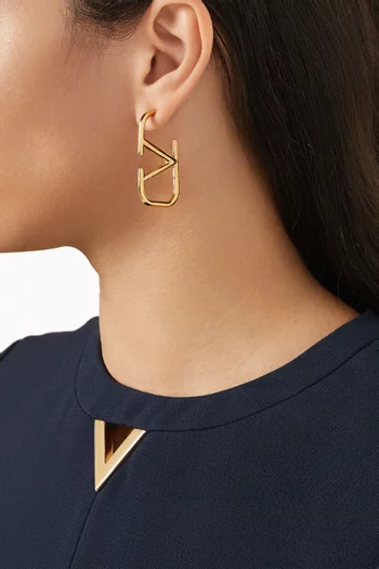 أقراط فالنتينو غارافاني بشعار حرف V معدن بلون ذهبي