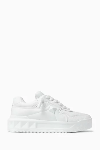 سنيكرز بحلية هرمية كبيرة جلد