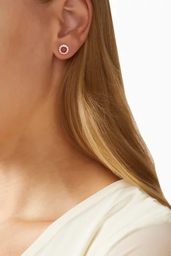 أقراط هالو مرصعة بالماس والياقوت ذهب أبيض عيار 18