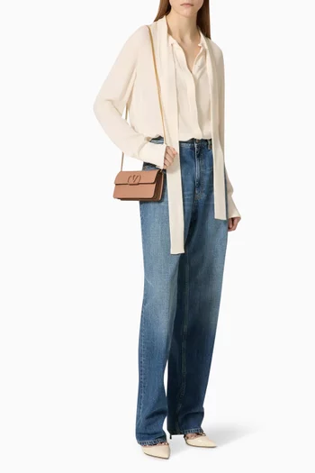 حقيبة صغيرة بسلسلة وشعار حرف V جلد