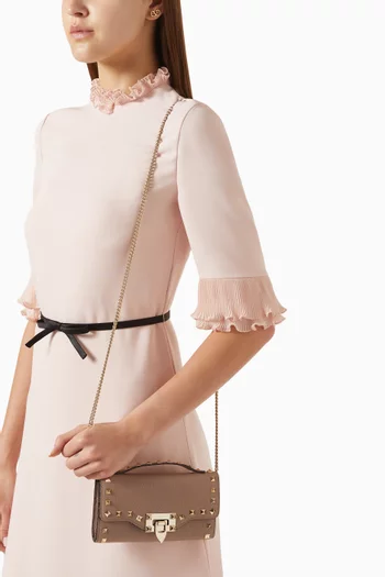 حقيبة فالنتينو غارافاني صغيرة بسلسلة وحلي هرمية جلد