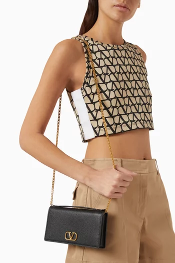 محفظة فالنتينو غارافاني بغطاء قلاب بشعار V جلد حبيبي