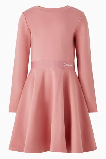 فستان بقصة واسعة وشريط بشعار الماركة