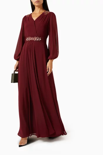 فستان طويل بحزام مطرز