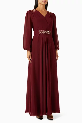 فستان طويل بحزام مطرز