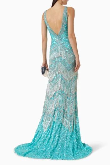 فستان سهرة بفتحة وشرّابات مطرزة بالخرز