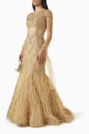 فستان سهرة بتطريزات وحافة مزينة بالريش