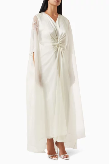 فستان طويل بكاب وعقدة ملفوفة في الأمام