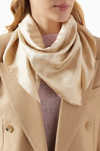 وشاح بتصميم مربع لامع بشعار GG حرير