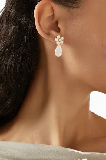 أقراط متدلية بتصميم زهرة مزينة باللؤلؤ فضة إسترلينية مطلية ذهب عيار 14