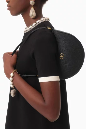 حقيبة هوبو ميني بشعار حرف V الشهير للماركة جلد عجل بارز الملمس