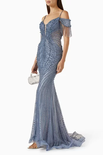 فستان سهرة بأكتاف مكشوفة وشرّابات تول