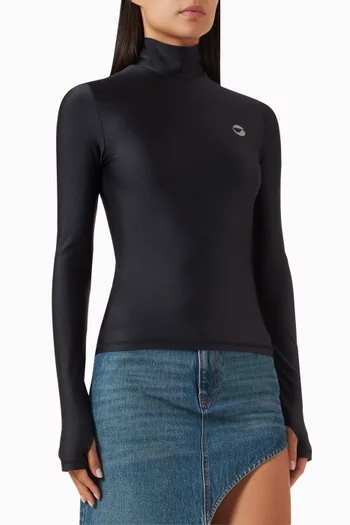 بلوزة بياقة عالية وقصة ضيقة