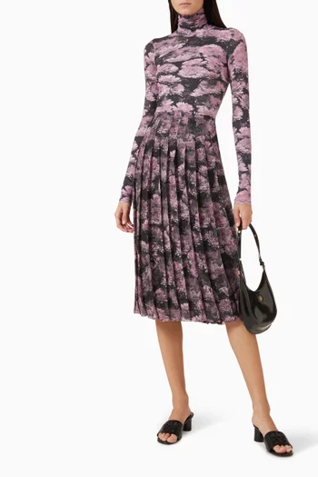 تنورة متوسطة الطول بنقشة وطيّات حرير